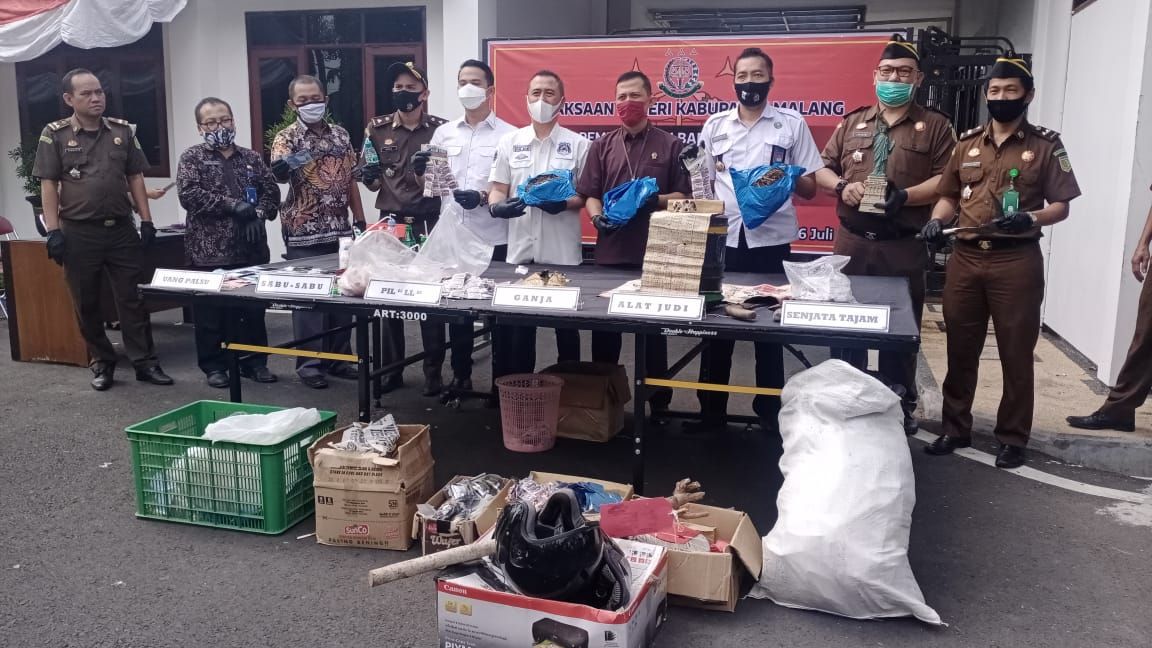 Kejari Kab Malang Musnahkan Barang Bukti dari 152 Perkara
