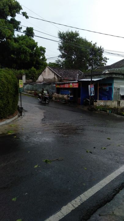 Kabel ‘Nglawer’, Bahayakan Pengguna Jalan