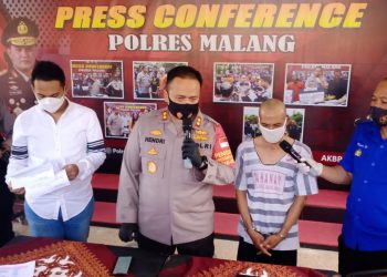 Kapolres Malang, AKBP Hendri Umar merilis tersangka pencabulan anak kandung. (Foto: Agung Baskoro-javasatu.com)