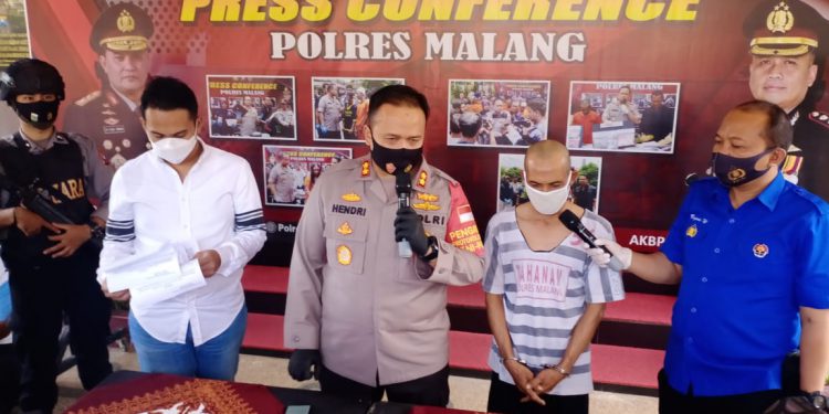 Kapolres Malang, AKBP Hendri Umar merilis tersangka pencabulan anak kandung. (Foto: Agung Baskoro-javasatu.com)