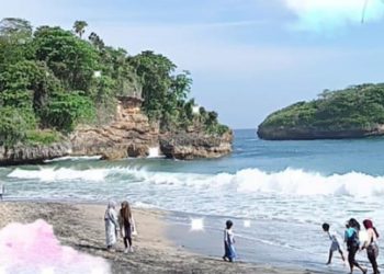 Di tengah pandemi Covid-19, sejumlah tempat wisata pantai di Kabupaten Malang telah dibuka. Namun dengan tetap menerapkan protokol kesehatan.