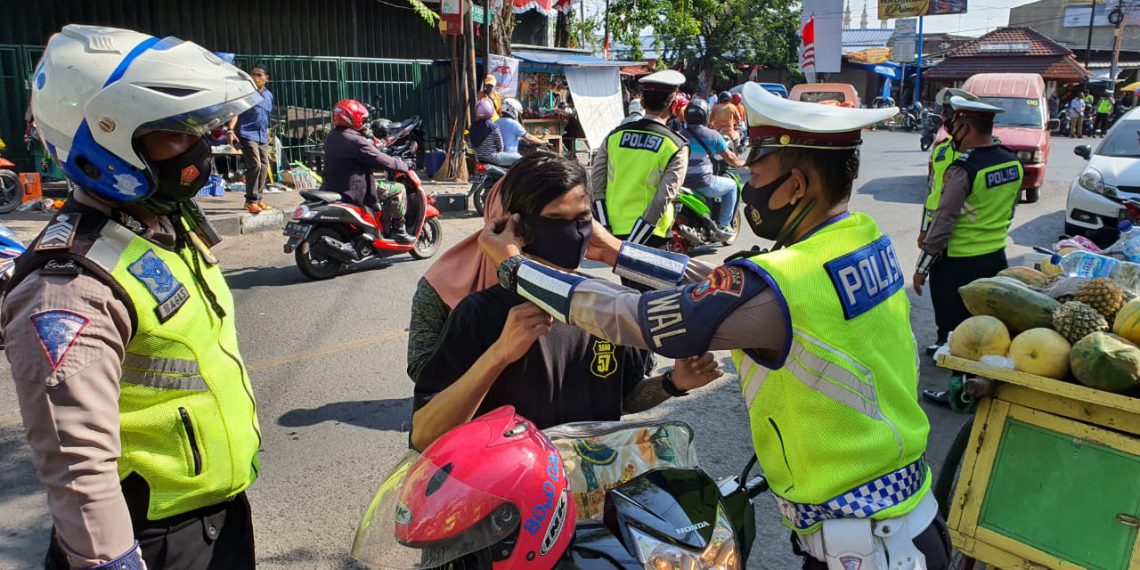 Satlantas Polres Gresik Bagi-bagi Masker (Foto : Sudasir Al Ayyubi/Javasatu.com)