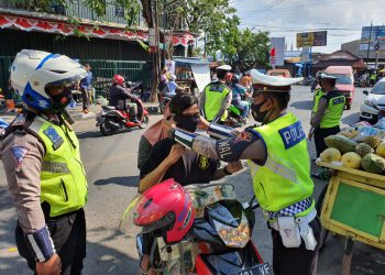 Satlantas Polres Gresik Bagi-bagi Masker (Foto : Sudasir Al Ayyubi/Javasatu.com)