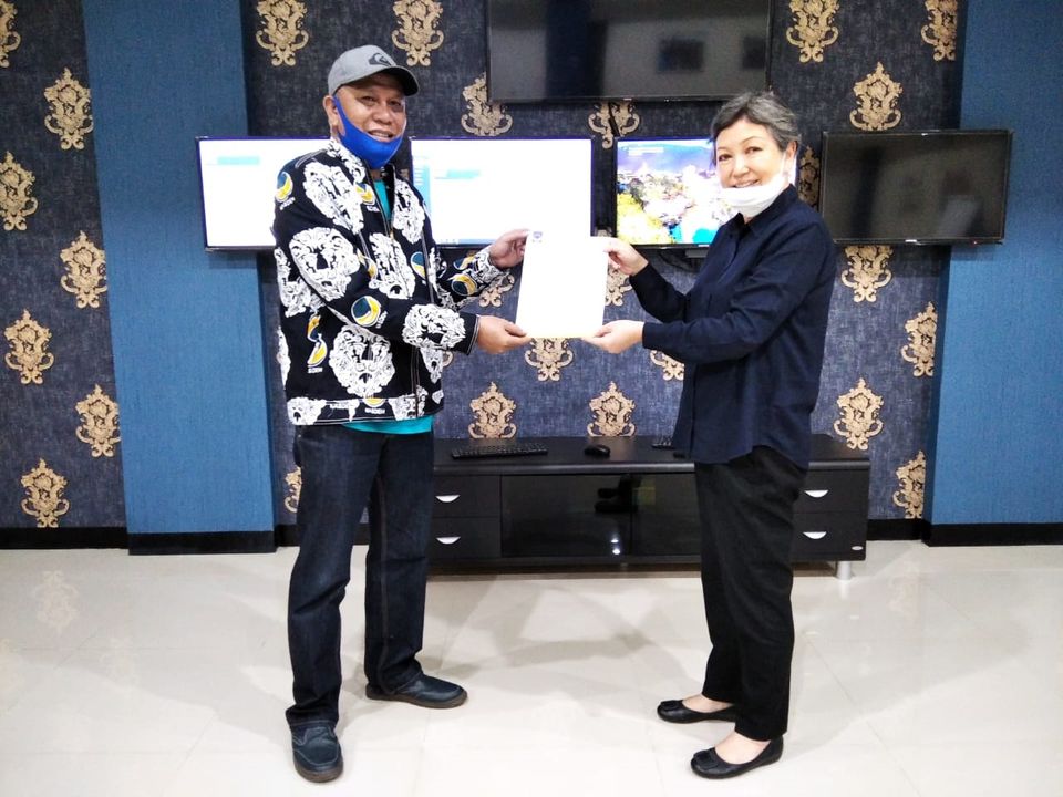 Ketua DPW Partai NasDem Bunda Janet (panggilan Sri Sajekti S) menyerahkan SK pengesahan susunan pengurus DPD Partai NasDem Kota Malang kepada Abdul Hanan di Surabaya, Sabtu (8/8/2020). (Foto: Nusadaily.com)
