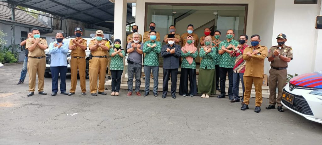 Bupati Malang, Sanusi saat foto bersama dengan pelaku industri yang telah menerapkan protokol kesehatan. (Foto: Sigit-Javasatu.com)