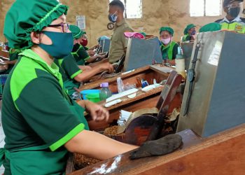 Para pekerja yang mengenakan masker, salah satu penerapan protokol kesehatan di lingkungan industri. (Foto: Sigit-Javasatu.com)