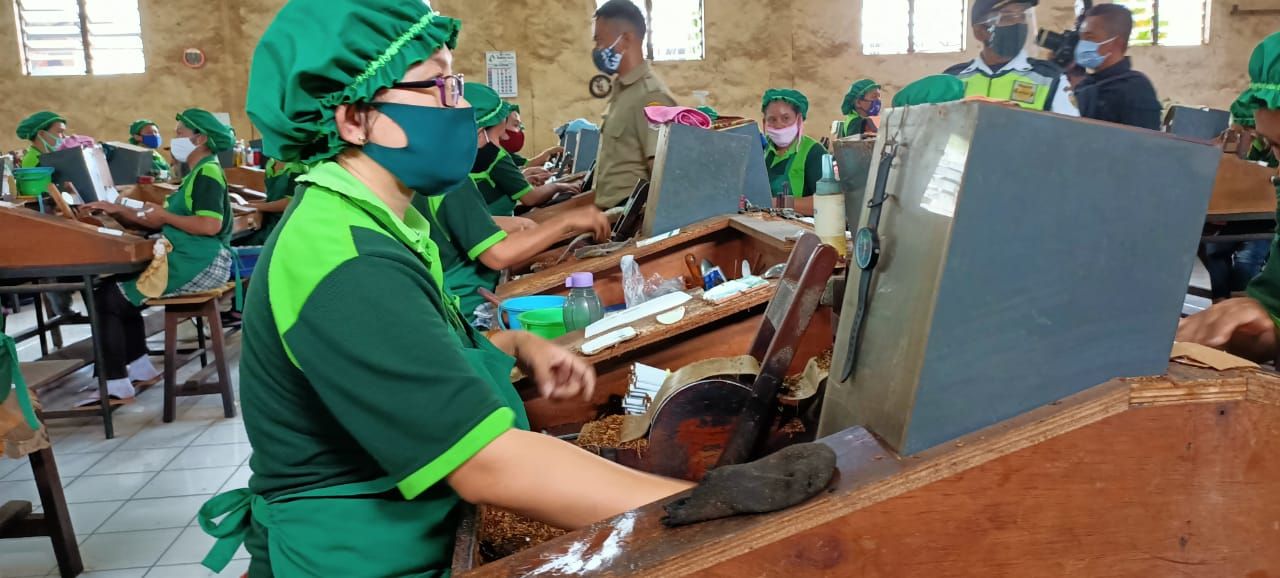 Para pekerja yang mengenakan masker, salah satu penerapan protokol kesehatan di lingkungan industri. (Foto: Sigit-Javasatu.com)