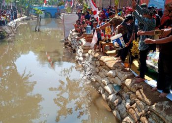 Kegiatan "Nyawiji Sedekah Kali" di Dusun Binangun, Kecamatan Pakisaji, Kabupaten Malang. (Foto: Kasun Binangun/J Krisna)