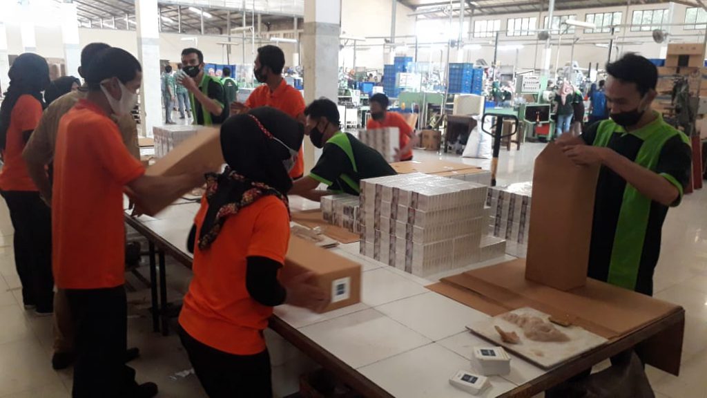 Para pekerja difabel yang mendapat kesempatan bekerja di perusahaan industri. (Foto: Agung B - Javasatu.com)