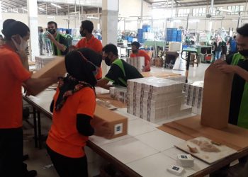 Para pekerja difabel yang mendapat kesempatan bekerja di perusahaan industri. (Foto: Agung B - Javasatu.com)