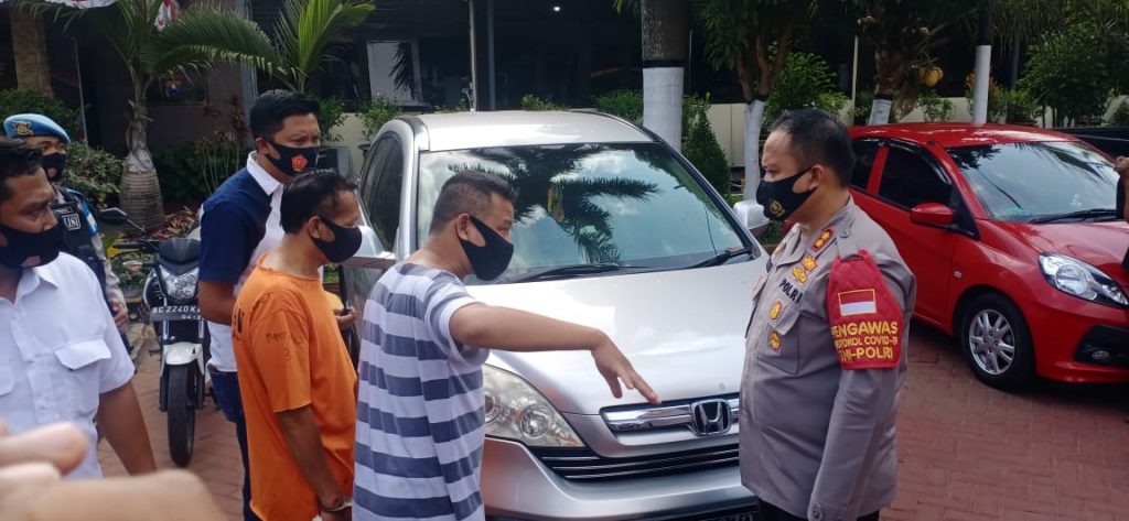 AKBP Hendri Umar, Kapolres Malang, saat menanyakan modus yang dilakukan para pelaku pemerasan. (Foto: Agung Baskoro/Javasatu.com)