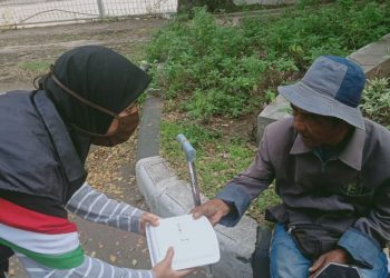 ACT Malang bagikan nasi kotak donasi dari Food Sharing. (Foto: Ayu Widodo/Javasatu.com)