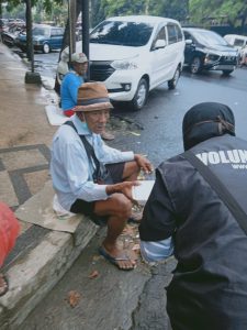 ACT Malang bagikan nasi kotak donasi dari Food Sharing. (Foto: Ayu Widodo/Javasatu.com)