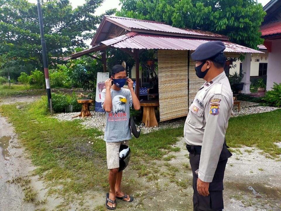 Putus Mata Rantai Covid-19, Polsek Kurun Tegaskan Penggunaan Masker Ke Warga