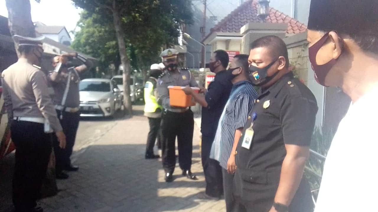 Peringati HUT ke 65 Lalu Lintas Bhayangkara Polres Gresik Bagikan Sembako dan Masker