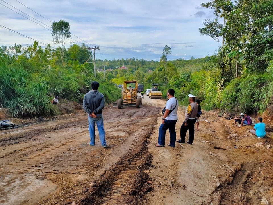Kasat Lantas Polres Gumas AKP Rikky Operiady, S.Sos, SIK,saat memantau perbaikan jalan di ruas Kuala Kurun-Palangka raya,tepatnya di Desa Karitak.