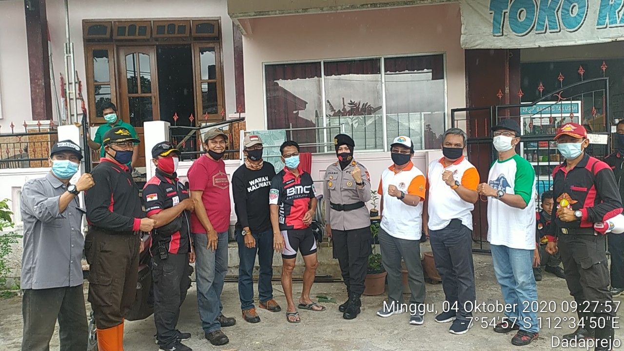Masyarakat bersama Polres Batu Bersih-bersih Sampah di Sungai Brantas