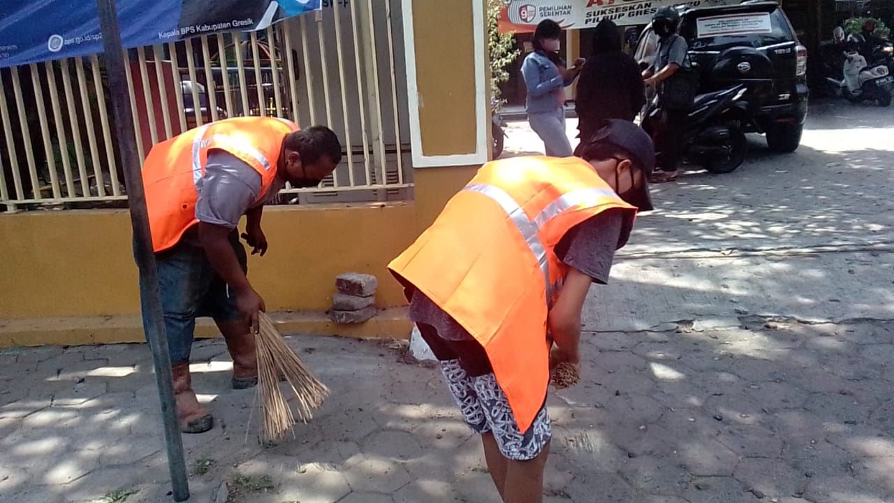 Tak Pakai Masker di Gresik Disanksi Menyapu Jalan