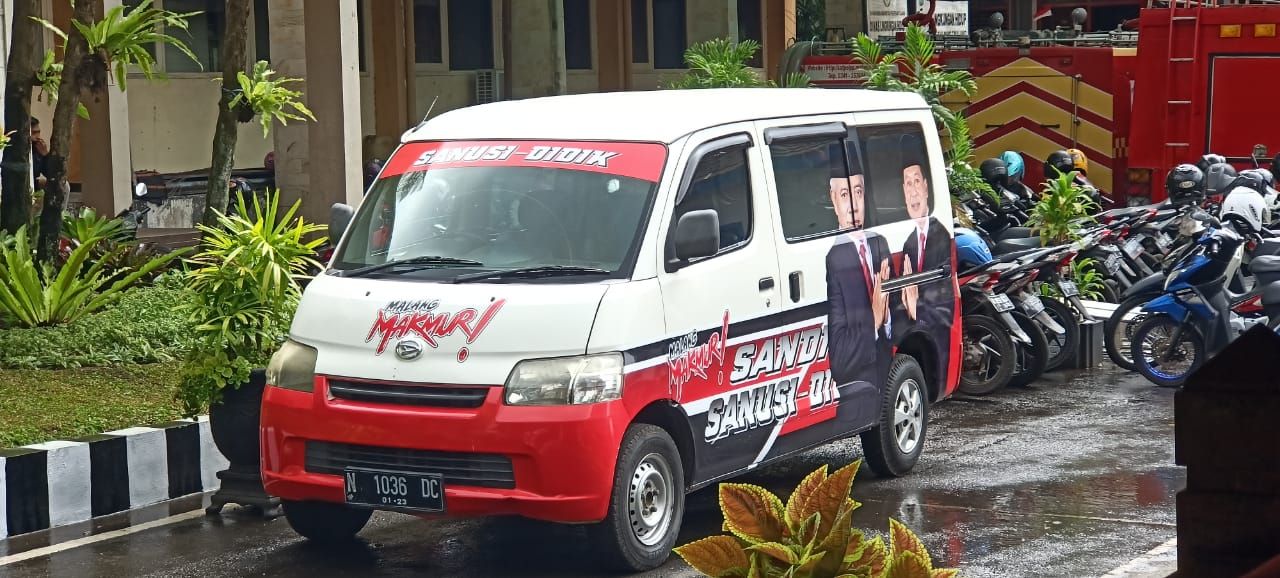 Waduh ! Mobil Bergambar Paslon SanDi Nongkrong di Pendopo Pemkab Malang