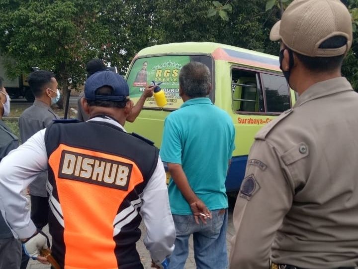 Bawaslu Gresik Copot Stiker Paslon di Kaca Belakang Angkutan Umum