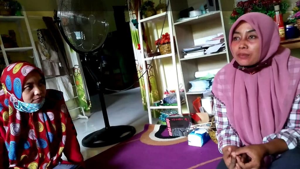 Dewi dan Fitri yang berkolaborasi mengolah sampah menjadi barang bernilai ekonomis. (Foto: Sudasir Al Ayyubi/Javasatu.com)
