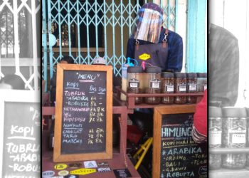 Andi Destanto, pemilik Himung Kopi sedang melayani pelanggan. (Foto: Dionisius P/Javasatu.com)