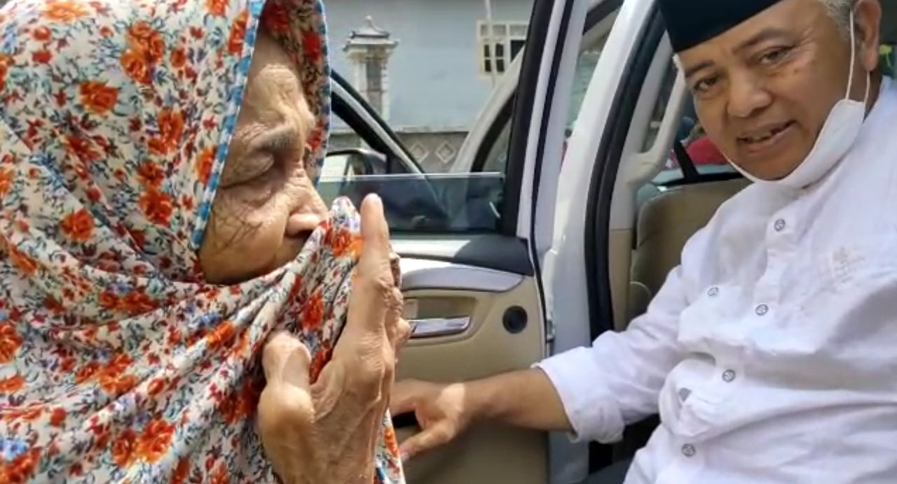 Seorang Nenek Menangisi Cabup Malang Sanusi