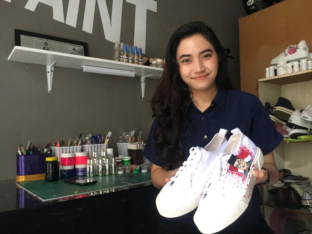 Helena Alfionitasari, pengusaha muda yang mengkombinasikan fashion dengan seni lukis. (Foto: Arista Arsy/Javasatu.com)