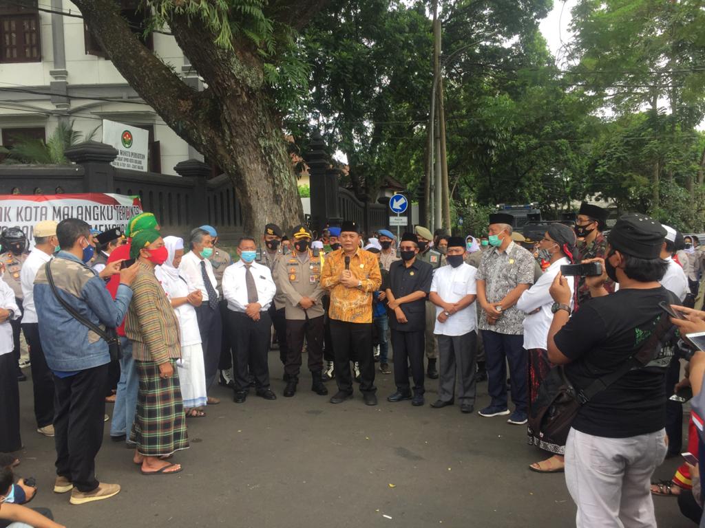 Ketua Dewan, I Made Rian Dian Kartika temui massa yang berkumpul di depan Kantor DPRD. (Foto: Dionisius P/Javasatu.com) 