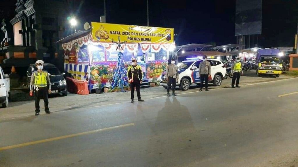 Para petugas berjaga di pinggir jalan raya. (Foto: Sudasir Al Ayyubi/Javasatu.com)