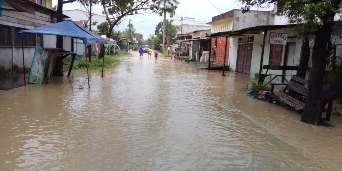 Situasi banjir di Jalan Aman, Kelurahan Cinta Damai, Kecamatan Medan Helvetia. (Foto: istimewa)
