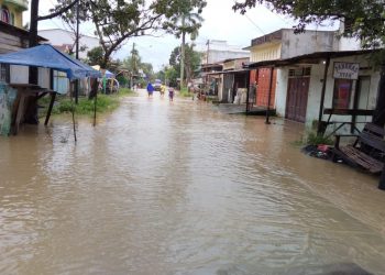 Situasi banjir di Jalan Aman, Kelurahan Cinta Damai, Kecamatan Medan Helvetia. (Foto: istimewa)