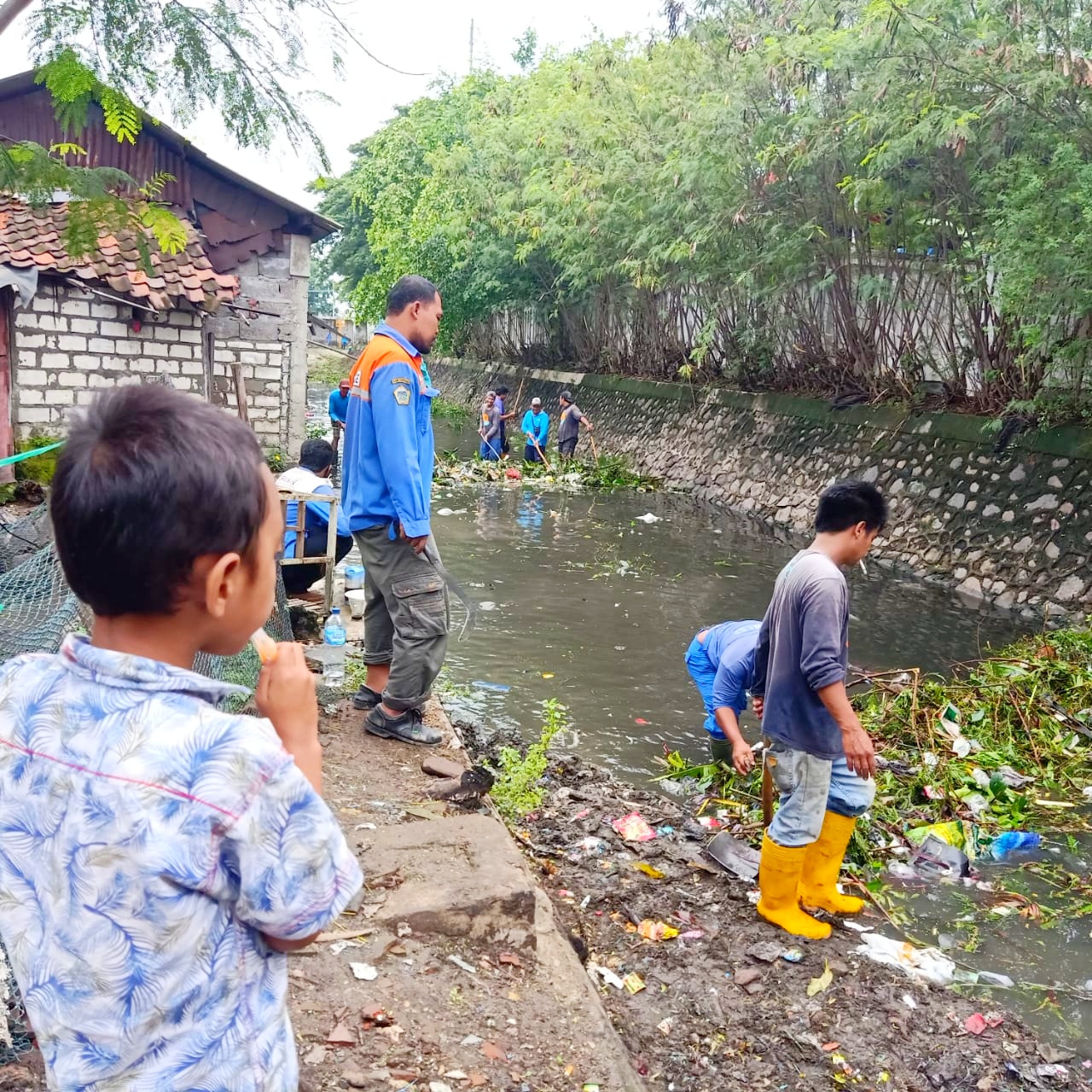Kerja bakti Desa Pulopancikan. (Foto: Sudasir Al Ayyubi/Javasatu.com)