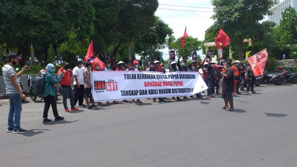 Forkot Gresik desak pihak berwajib membongkar mafia pupuk yang menyebabkan HET tinggi. (Foto: Sudasir Al Ayyubi/Javasatu.com)