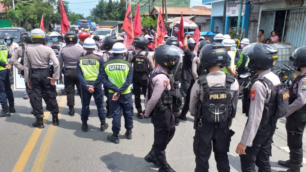 Petugas kepolisian mengamankan lokasi unjuk rasa. (Foto: Sudasir Al Ayyubi/Javasatu.com)