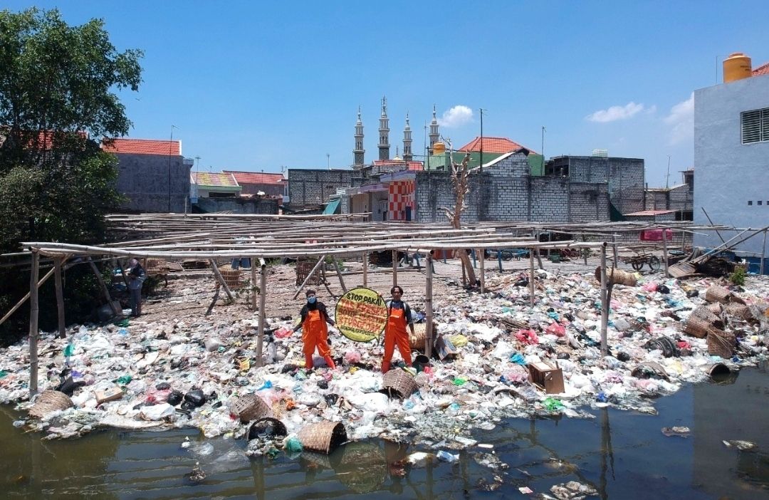 ECOTON Ingatkan Masyarakat Diet Pemakaian Plastik Sekali Pakai: ‘2021 Stop Makan Plastik’
