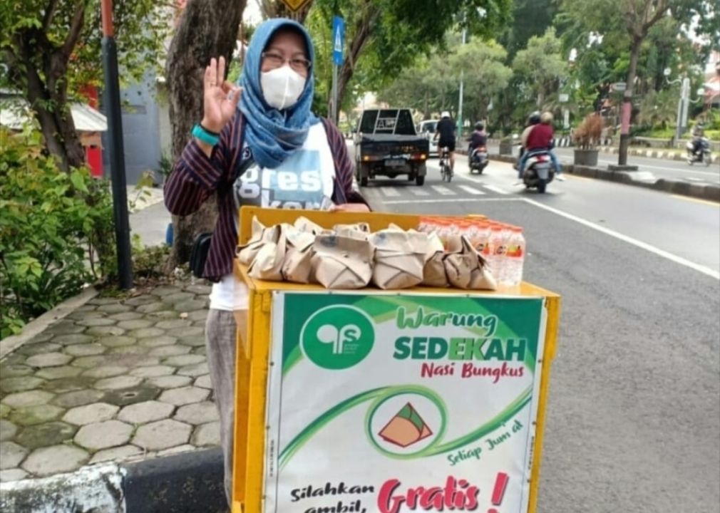 Gresker Sedekah Nasi Bungkus Kepada Pengguna Jalan di Gresik