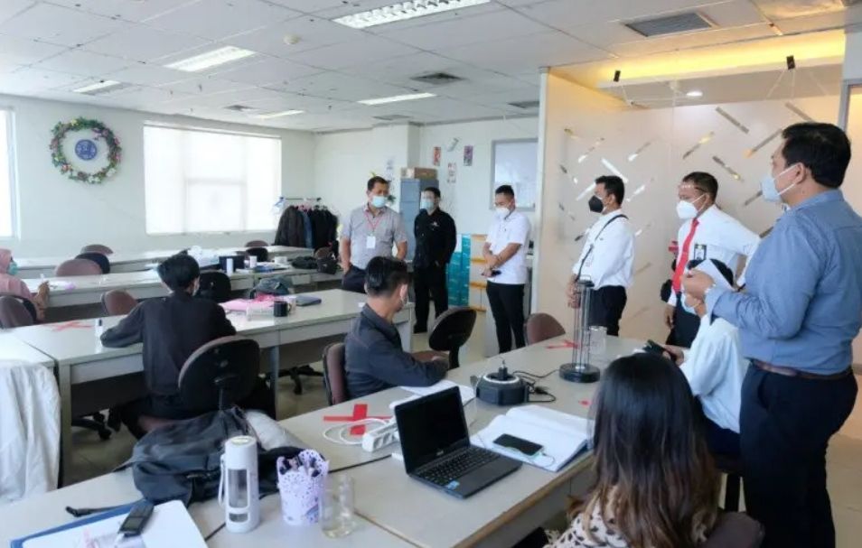 Kantor di Surabaya Terapkan Denda Rp250 Ribu ke Karyawan Jika Melanggar Prokes