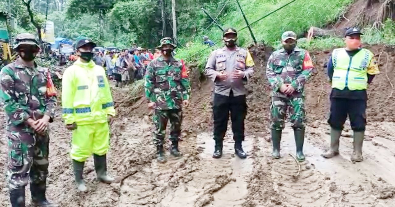 Material Longsor dan Pohon Tumbang Malang Barat Pagi ini Dibersihkan