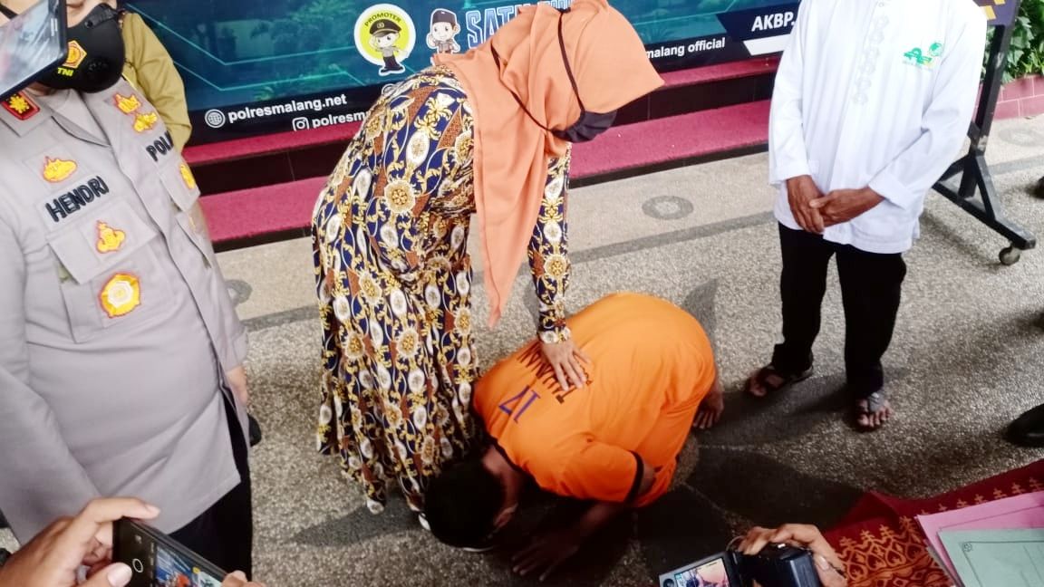 Anak Durhaka Itu Berakhir Mencium Kaki Ibunya