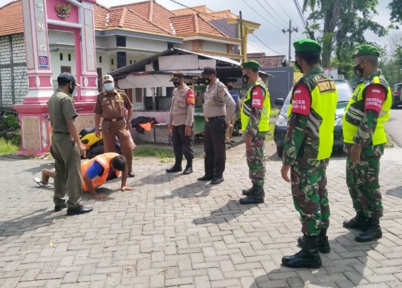 Sanksi Push Up Bagi 22 Pembandel Prokes di Cerme Gresik
