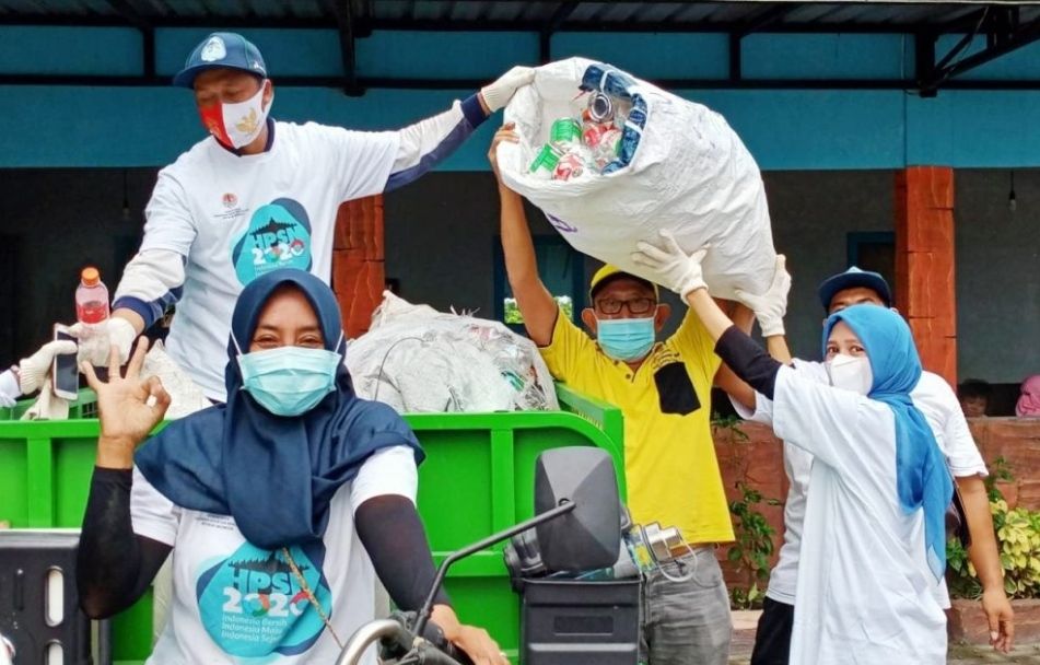 Istri Bupati Gresik Terpilih ‘Ning Nurul’ Tak Canggung Punguti Sampah