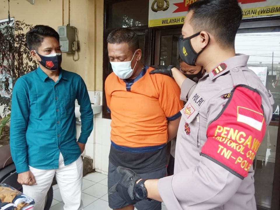 Polisi Tangkap Pemotor Penghadang Mobil Sambil Mengacungkan Paving