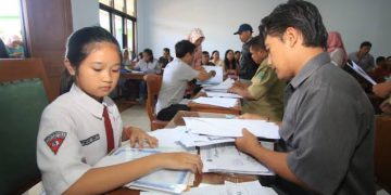 Siswa SD sedang melakukan verifikasi data PPDB Online Jenjang SMP