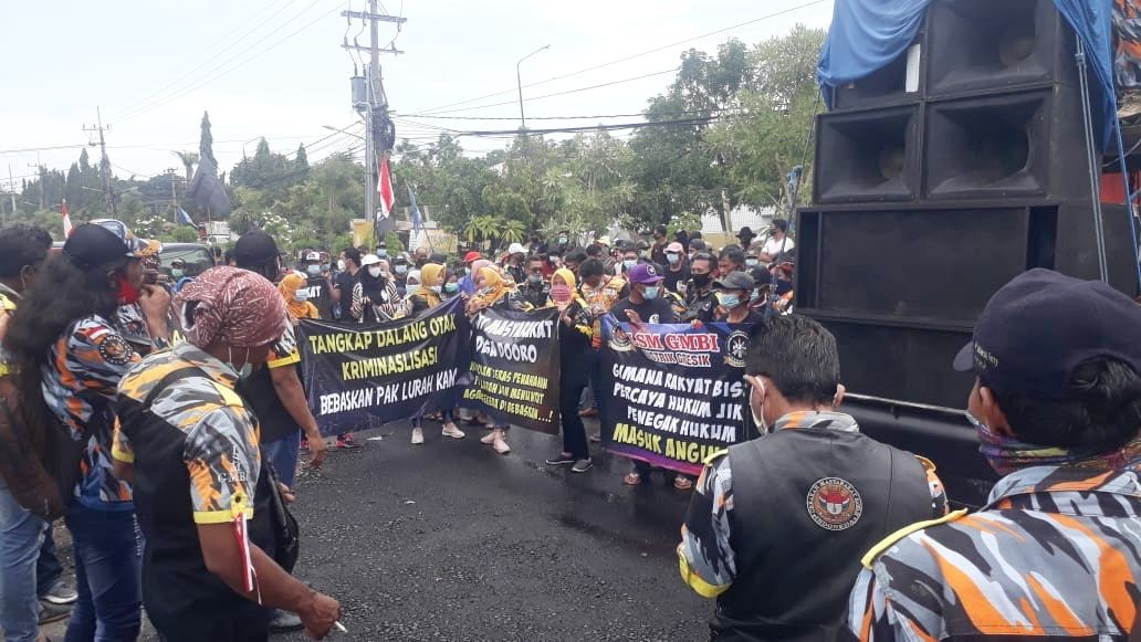 Buntut Penahanan Kades Dooro Cerme, Warga Geruduk Kantor Kejari Gresik