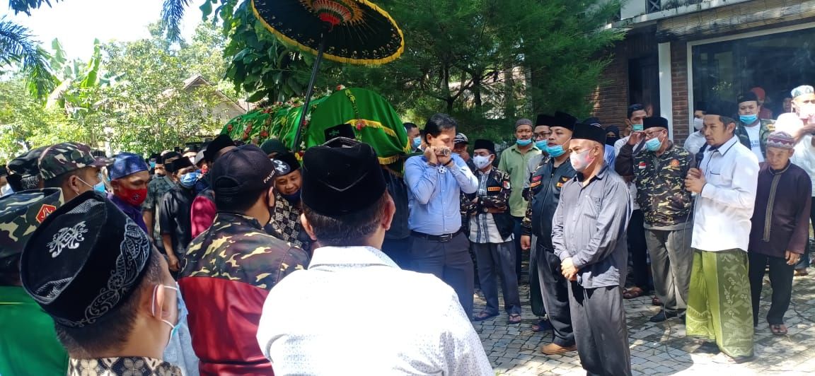 Rektor Unira Malang Bersemayam di Makam Keluarga