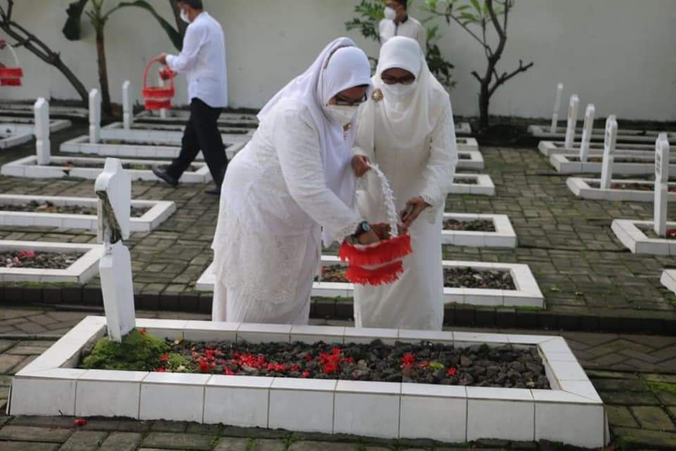 Tabur Bunga di TMP hingga Ziarah Makam Wali Warnai HUT ke-534 Gresik