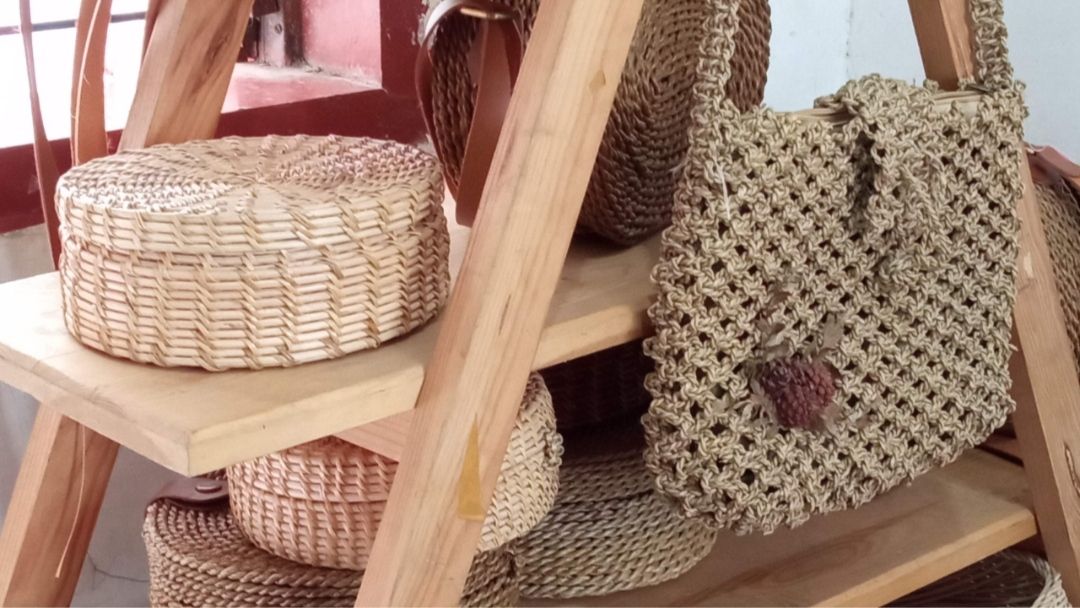 Siti Sofiyah, pengrajin tas mendong. (Foto: J Krisna/Javasatu.com)