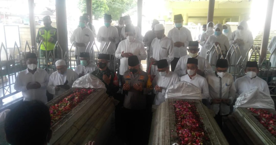 Fandi Akhmad Yani dan Aminatun Habibah berziarah ke makam aulia jelang HUT Kabupaten Gresik. (Foto: Sudasir Al Ayyubi/Javasatu.com)
