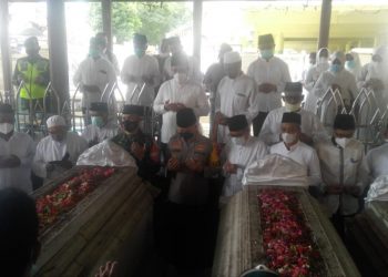 Fandi Akhmad Yani dan Aminatun Habibah berziarah ke makam aulia jelang HUT Kabupaten Gresik. (Foto: Sudasir Al Ayyubi/Javasatu.com)